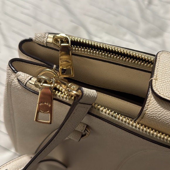 Coach  station purse like new very nice color. - Picture 7 of 8